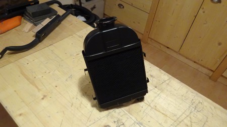 Kühler gereinigt, Lamellen ausgebogen, geschliffen und lackiert